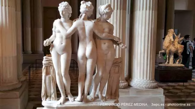 Musee du Louvre, Rue de Rivoli, Paris, Francia 640w