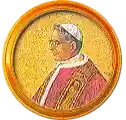 Pontífice nº 263: Juan Pablo I (1978). (escudo oficial del Papa Albino Luciani. Nació en Forno di Canale (Belluno). Elegido el 26-VIII-1978, murió el 28.IX-1978. Fue el primer Papa de imponerse un doble nombre. No quiso la ceremonia de la coronación. Reinó 33 días: murió de infarto. Se le llamó el Papa de la sonrisa.) 