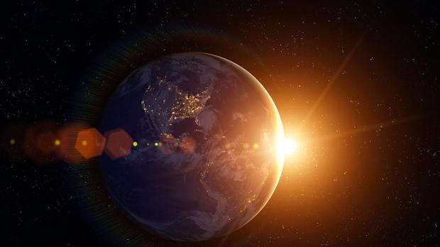 La inclinación del eje de la tierra (23.5º) es la causa de las estaciones y de los equinocios y solsticios, en función de la cercanía o lejanía de cada hemisferio, durante la órbita terrestre (1 año), al Sol