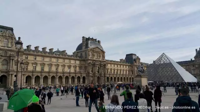 Piramide del Museo del Louvre, Paris, Francia 640w