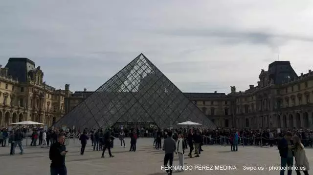 Piramide del Museo del Louvre, Paris, Francia 640w
