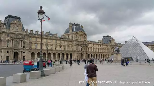 Piramide del Museo del Louvre, Paris, Francia 640w