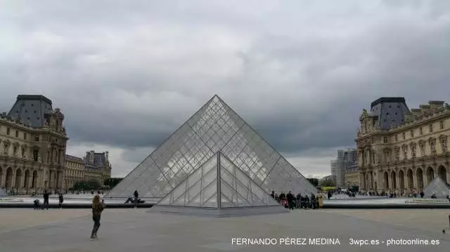Piramide del Museo del Louvre, Paris, Francia 640w