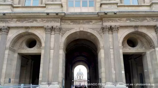 Musee du Louvre, Rue de Rivoli, Paris, Francia 640w