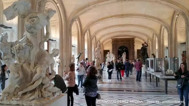Musee du Louvre, Rue de Rivoli, Paris, Francia 640w