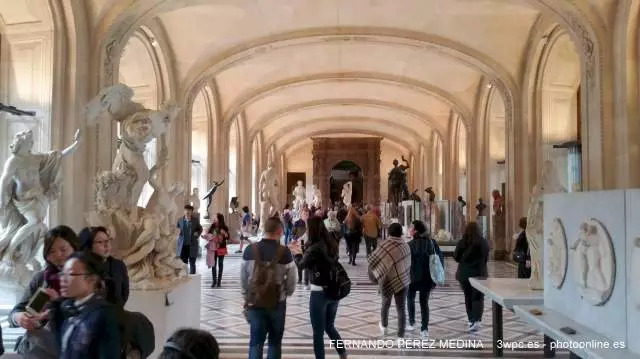 Musee du Louvre, Rue de Rivoli, Paris, Francia 640w