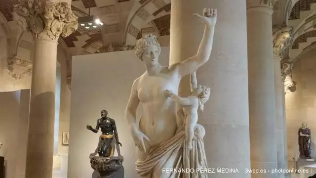 Musee du Louvre, Rue de Rivoli, Paris, Francia 640w