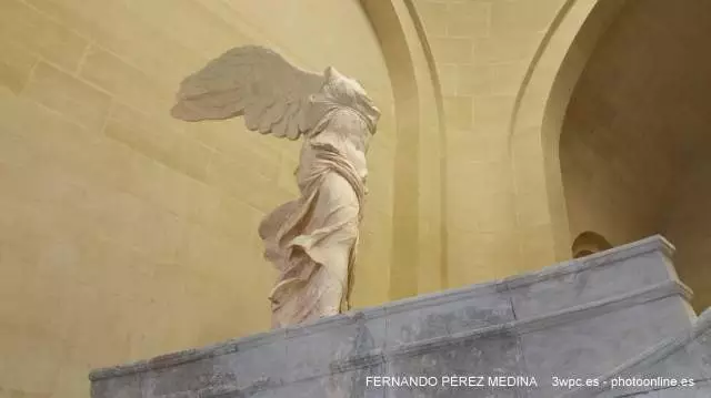Musee du Louvre, Rue de Rivoli, Paris, Francia 640w