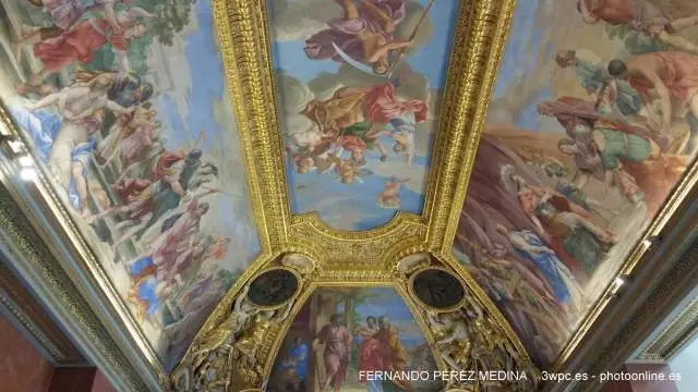 Musee du Louvre, Rue de Rivoli, Paris, Francia 640w