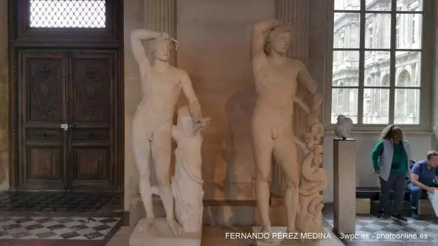 Musee du Louvre, Rue de Rivoli, Paris, Francia 640w