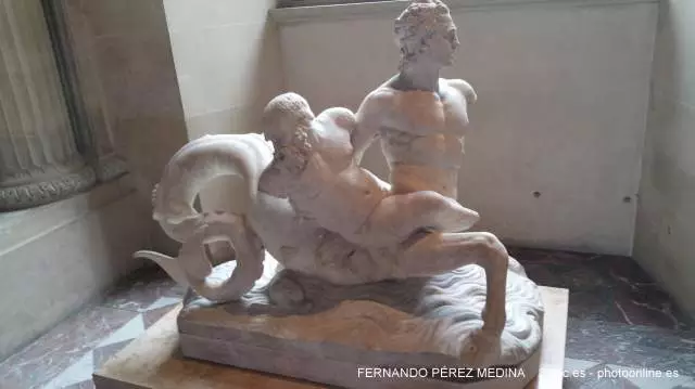 Musee du Louvre, Rue de Rivoli, Paris, Francia 640w