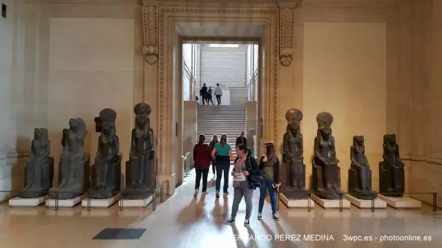 Musee du Louvre, Rue de Rivoli, Paris, Francia 640w