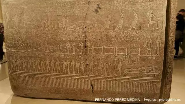 Musee du Louvre, Rue de Rivoli, Paris, Francia 640w