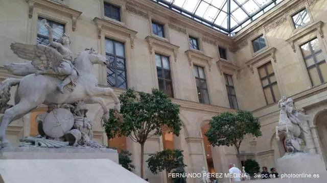 Musee du Louvre, Rue de Rivoli, Paris, Francia 640w