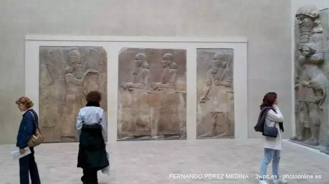 Musee du Louvre, Rue de Rivoli, Paris, Francia 640w
