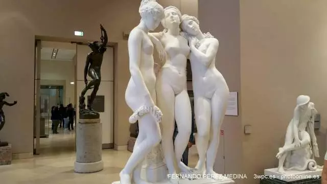 Musee du Louvre, Rue de Rivoli, Paris, Francia 640w