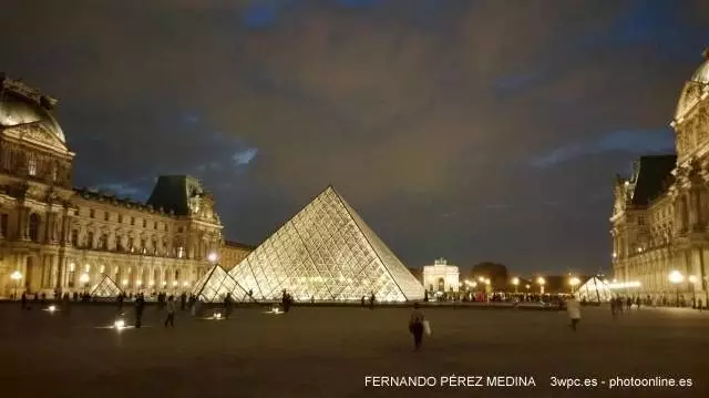 Piramide del Museo del Louvre, Paris, Francia 640w
