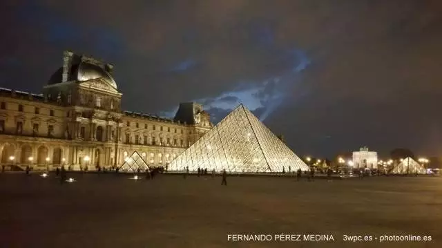 Piramide del Museo del Louvre, Paris, Francia 640w
