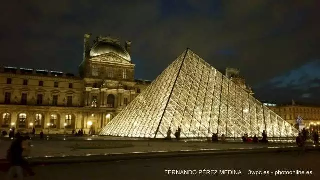 Piramide del Museo del Louvre, Paris, Francia 640w