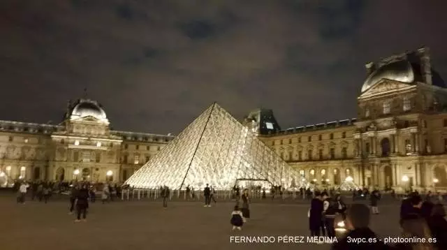 Piramide del Museo del Louvre, Paris, Francia 640w