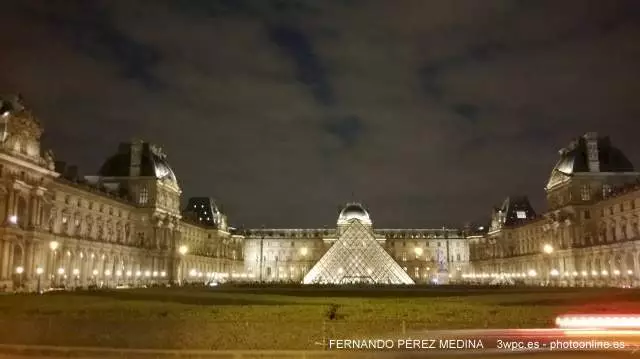 Piramide del Museo del Louvre, Paris, Francia 640w