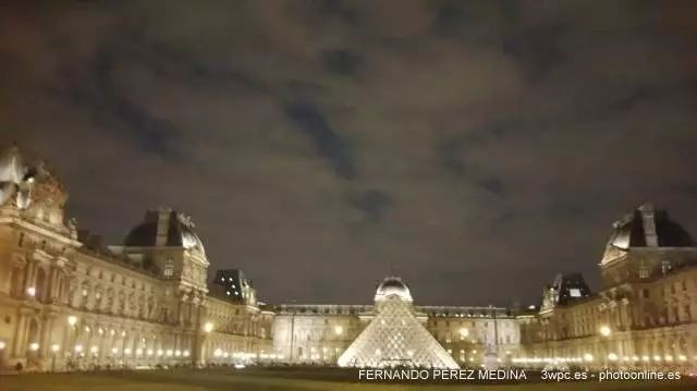 Piramide del Museo del Louvre, Paris, Francia 640w